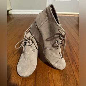 Toms | Desert Wedge Bootie tan color Suede Size 10 EUC